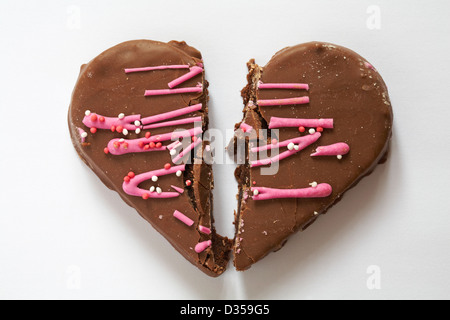 Gebrochenes Herz Valentinstag Schokolade Herz Kuchen, Kuchen in Herzform auf weißem Hintergrund - Broken Hearted Konzept am Valentinstag, Valentinstag Stockfoto