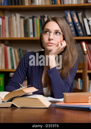 Wunderschöne Brünette Studentin mit viele Bücher zu studieren. Stockfoto