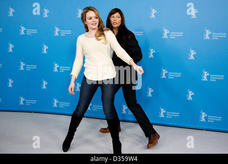 US-Schauspielerinnen Fallon Goodson (vorne) und Catherine Keener posieren bei einem Fototermin für "Krankheiten" während der 63. jährlichen internationalen Filmfestspiele Berlin aka Berlinale in Berlin, Deutschland, 10. Februar 2013. Der Film wird in der Sektion Panorama Special der Berlinale präsentiert. Foto: Kay Nietfeld/dpa Stockfoto