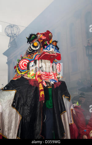 Chinesische Drachen in Liverpool China Town Februar 2013. Drachentanz beim chinesischen Neujahr in Chinatown ist Liverpool die Heimat einer der ältesten chinesischen Gemeinden in Europa. Das chinesische Neujahr wird in den Straßen rund um den Chinese Arch in der Nelson Street gefeiert, und 2013 ist das Jahr der Schlange.