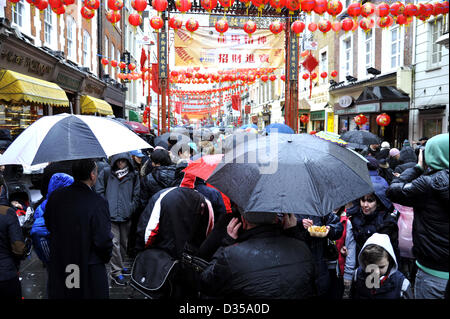 London, 10. Februar 2013.  Ein Meer von Regenschirmen Schild Menschenmassen vor dem Regen in der Gerrard Street Chinatown, wie sie das chinesische Neujahr feiern. Dies ist das Jahr der Schlange.  Tausende von Menschen säumten die Straßen, um Se die bunte Parade und Probe chinesisches Essen trotz des nasskalten Wetters. Stockfoto
