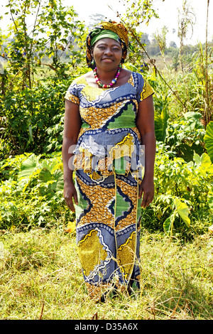 Afrikanische schwarze Frau mittleren Alters in traditioneller Kleidung Stockfoto