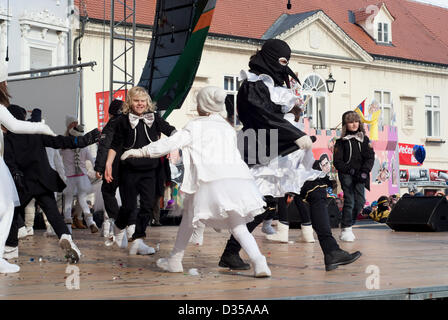 10. Februar ZAGREB-maskierte Vogel Crow, ein Symbol des Karnevals in der kroatischen Stadt Samobor, zusammen mit ihren Kindern genießen 187. Karneval. Maskierte Party dauert bis zum Faschingsdienstag.  Kroaten und ihre Gäste zu verspotten, Politikern und ihrem Land, das wirtschaftliche Probleme hat, erwartet die Europäische Union am 1. Juli dieses Jahres zu gelangen. Stockfoto