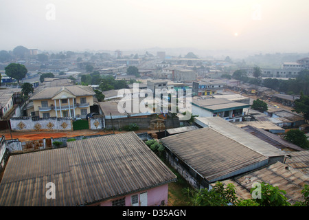 Am frühen Morgen leuchtet auf einer typischen zentralen afrikanischen Metropole, Entwicklungsland, Yaounde, Kamerun. Stockfoto