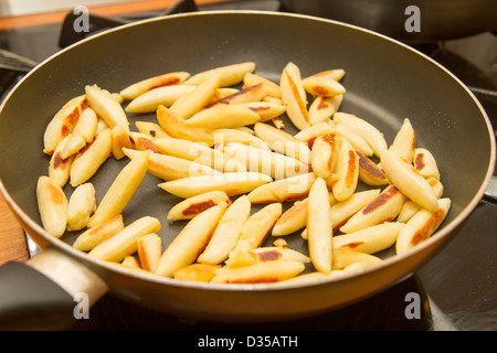 Kartoffel-Nudeln in einer Pfanne Stockfoto