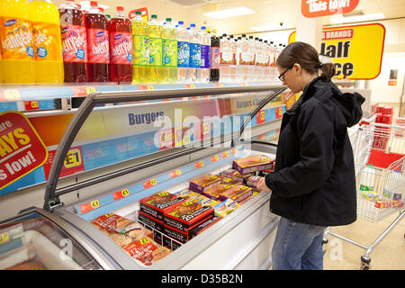 Island Morden, Süd-London, England, UK. 10. Februar 2013.  Pferdefleisch ist in Hacksteaks von Supermarkt Riesen Island verkauft entdeckt worden. Vier große Supermarktketten in Großbritannien tätig sind eine Reihe von Rindfleischprodukten zurückziehen, nachdem im gefrorenen Burger Island Aldi, Lidl und Tesco in Großbritannien und Irland verkauft Pferd DNA gefunden wurde. Stockfoto