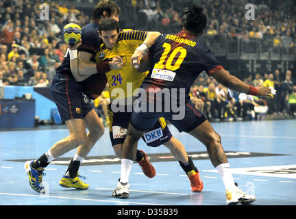 Barcelonas Viran Morros de Argila und Cedric Sorhaindo wetteifern um den Ball mit der Berliner Bartlomiej Jaszka während der Handball-Champions-League-Spiel zwischen Füchse Berlin und dem FC Barcelona in der O2 World in Berlin, Deutschland, 10. Februar 2013. Foto: OLIVER MEHLIS Stockfoto