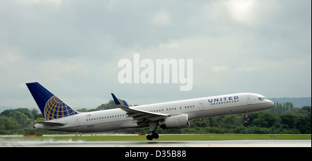 United Airlines N41135 Boeing 757-224 startet vom Flughafen Manchester Stockfoto