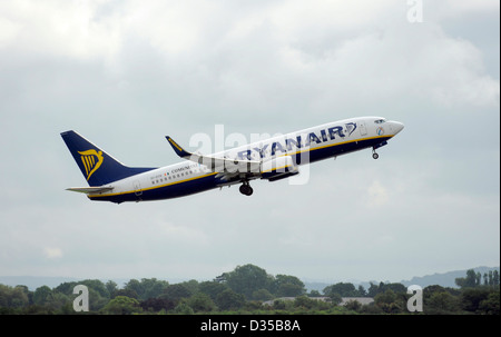 EI-DYE Ryanair Boeing 737-8AS startet vom Flughafen Manchester Stockfoto