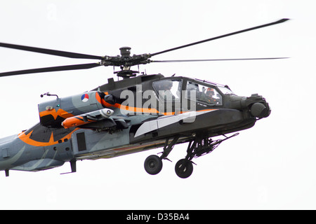 Niederländische Luftwaffe Apache-Hubschrauber im Flug Stockfoto