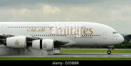 Emirates Airlines Airbus A380-861 E6 EDK landet auf einer nassen Start-und Landebahn am Flughafen Manchester Stockfoto