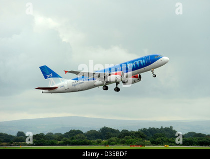 Airbus A320-232 G MIDO BMI Airlines. British Midland International startet vom Flughafen Manchester Stockfoto