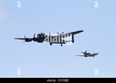 RAF Avro Lancaster Bomber und Spitfire im Flug Stockfoto