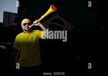 Ein Smilling brasilianischen Fußball-Fan außerhalb von "Casa Brasilien" fans der brasilianischen Heimat während der WM in Kapstadt Stockfoto