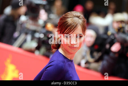 Französische Schauspielerin Louise Bourgoin kommt für die Premiere des Films "Die Nonne" ("La Religieuse") während der 63. jährlichen internationalen Filmfestspiele Berlin, in Berlin, Deutschland, 10. Februar 2013. Der Film wird im Wettbewerb der Berlinale präsentiert. Foto: Kay Nietfeld/dpa Stockfoto