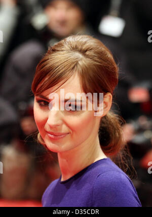 Französische Schauspielerin Louise Bourgoin kommt für die Premiere des Films "Die Nonne" ("La Religieuse") während der 63. jährlichen internationalen Filmfestspiele Berlin, in Berlin, Deutschland, 10. Februar 2013. Der Film wird im Wettbewerb der Berlinale präsentiert. Foto: Kay Nietfeld/dpa Stockfoto