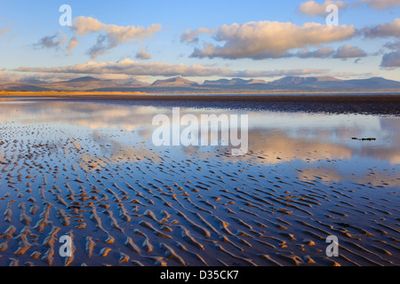 Gezeiten Pool an der Westküste, die Wolken auf Traeth Rhosneigr Strand bei Ebbe in den Küstengebieten AONB. Llanddwyn Bay ISLE OF ANGLESEY Wales UK Stockfoto