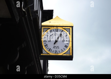 Vergoldete Uhr Ladenschild auf dem Hutmacher Haus in Rye High Street, Roggen, West Sussex, England Stockfoto