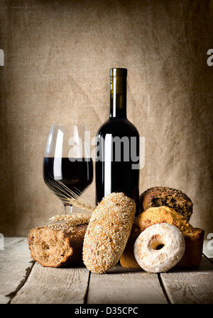 Wein und Brot auf dem Holztisch Sortiment Stockfoto