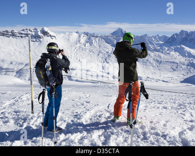 Skifahrer, die schneebedeckten Berge von Les Grandes Platieres in Le Grand Massif fotografieren Skigebiet in den französischen Alpen. Flaine, Frankreich Stockfoto