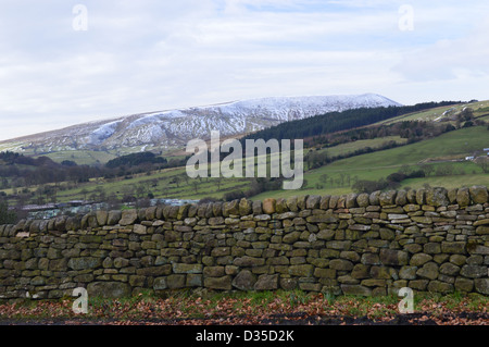 Pendle Hill von der Spitze der Weide Lane zwischen Barrowford und Roughlee im Winter mit einer trockenen Steinwand im Vordergrund. Stockfoto