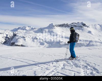 Männlichen Skifahrer Skifahren im Skigebiet Le Grand Massif mit Blick auf schneebedeckte Berge in den französischen Alpen. Flaine, Rhone-Alpes, Frankreich Stockfoto