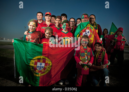 Portugiesische Fans bei der portugiesischen Klub in Milnerton in Kapstadt kurz vor der Portugal Vs Brasilien Gruppe G entsprechen. Stockfoto