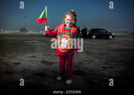 Jungen portugiesischen fans im portugiesischen Club in Milnerton in Kapstadt kurz vor der Portugal Vs Brasilien Gruppe G Spiel. Stockfoto