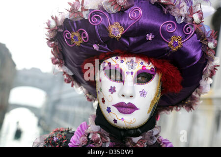 Venedig, Italien. 10. Februar 2013. Sonntag auf der Venedig Karneval 2013 brachte die besten Kostüme und Masken, sowie ein wenig Spaß in Venedig, Italien. Stockfoto