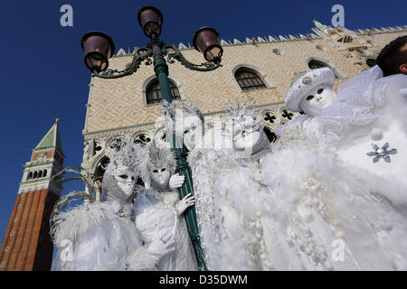 Venedig, Italien. 10. Februar 2013. Sonntag auf der Venedig Karneval 2013 brachte die besten Kostüme und Masken, sowie ein wenig Spaß in Venedig, Italien. Stockfoto