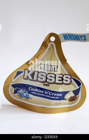 Paket von Hershey's kisses Marke Cookies ' n ' Creme-weiße Schokolade mit Cookie Bits isoliert auf weißem Hintergrund Stockfoto