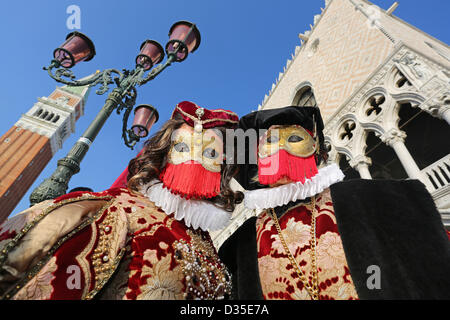 Venedig, Italien. 10. Februar 2013. Sonntag auf der Venedig Karneval 2013 brachte die besten Kostüme und Masken, sowie ein wenig Spaß in Venedig, Italien. Stockfoto