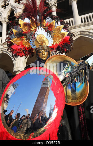 Venedig, Italien. 10. Februar 2013. Sonntag auf der Venedig Karneval 2013 brachte die besten Kostüme und Masken, sowie ein wenig Spaß in Venedig, Italien. Stockfoto