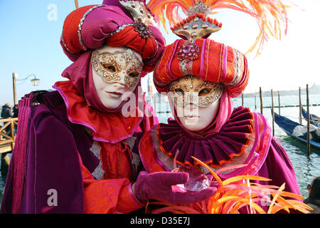 Venedig, Italien. 10. Februar 2013. Sonntag auf der Venedig Karneval 2013 brachte die besten Kostüme und Masken, sowie ein wenig Spaß in Venedig, Italien. Stockfoto