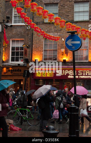 London UK.  10. Februar 2013. Einem regnerischen Soho begrüßt das Jahr der Schlange beim chinesischen Neujahrsfest in London. Die traditionellen Feste, die jedes Jahr stattfinden sind Tanz und Feuerwerk. Stockfoto