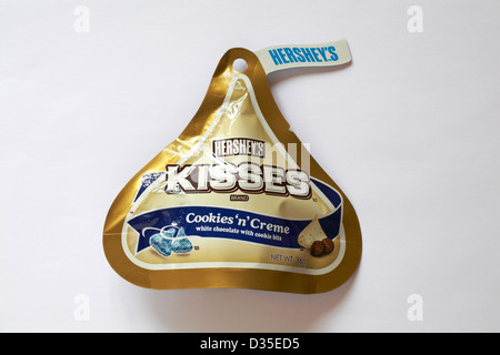 Paket von Hershey's kisses Marke Cookies ' n ' Creme-weiße Schokolade mit Cookie Bits isoliert auf weißem Hintergrund Stockfoto