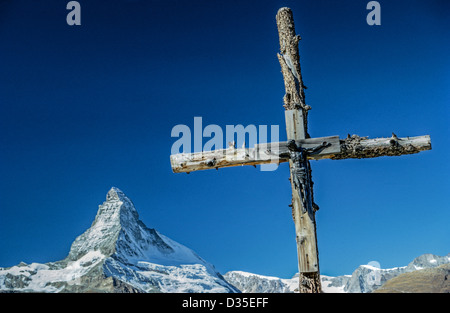 Ein rustikales Kreuz mit einem Kreuz verweist auf dem berühmten Matterhorn Berg, einer der höchsten Gipfel in den Alpen an der Grenze zwischen der Schweiz und Italien. Stockfoto