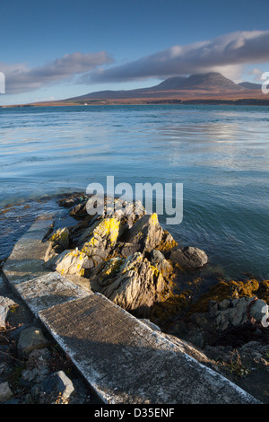 Weg hinunter zum Meer-Kanal zwischen der Isle of Jura und Islay, Schottland, Vereinigtes Königreich. Stockfoto