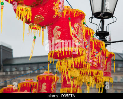 London UK.  10. Februar 2013. Bunte Laternen schmücken während des chinesischen Neujahrsfestes in London Trafalgar Square. Die traditionellen Feste, die jedes Jahr stattfinden sind Tanz und Feuerwerk. Stockfoto
