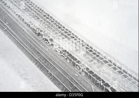 Winter Reifenspuren, Spuren in der verschneiten Straße Stockfoto