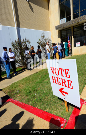 Minderheitswähler warten in der Reihe, um die US-Wahlen abzustimmen Stockfoto