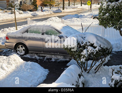 9. Februar 2013 - startete Merrick, New York, USA - nach Blizzard Nemo Hits Long Island South Shore Gemeinschaften, Schnee aus Straßen, Autos, Einfahrten und Gehwege gelöscht wird. Stockfoto