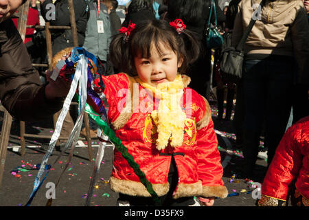 New York City, USA, 10. Februar 2013. Ein junges Mädchen "Wellenlinien" Luftschlangen um das Neujahrsfest zu feiern, wie New York chinesische Gemeinschaft das Neujahrsfest mit einem Feuerwerkskörper und Kulturfestival feiert. Stockfoto