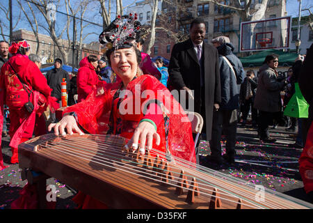 New York City, USA, 10. Februar 2013. Ein Zheng oder Guzheng, eine chinesische Zither spielt eine Frau in Tracht. Das Festival inklusive traditionellen Musik. Stockfoto