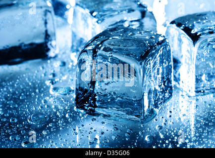 Eis mit Wassertropfen über abstrakte nassen Hintergrund Stockfoto