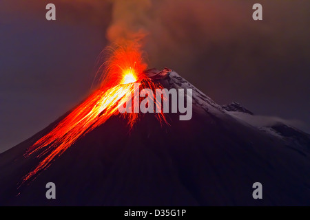 Ausbruch des Vulkans Tungurahua mit geschmolzener Lava fließt auf der Piste Stockfoto