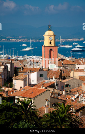 St. Tropez an der Côte d ' Azur, mit typischen Glockenturm und Hafen. Stockfoto