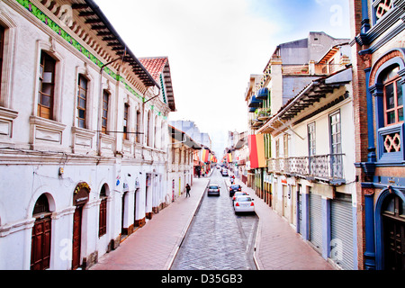 Straßen von Cuenca Ecuador während der Festlichkeiten mit Stadt Fahnen Stockfoto