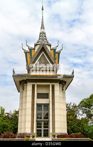 Choeung Ek Killing Field Gedenkstätte halten Schädel von Menschen getötet durch die Roten Khmer unter Pol Pot-regime Stockfoto