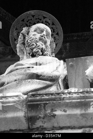 Körnig schwarz & weiß der geschnitzte Statue eines Apostels auf der Vorderseite der Markusplatz (San Marco) in Venedig, aus einem niedrigen Winkel. Stockfoto